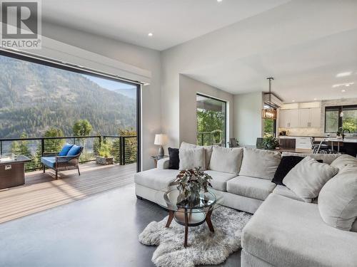 1278 Kai  Road, Nelson, BC - Indoor Photo Showing Living Room