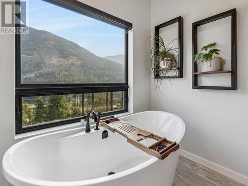 1278 Kai  Road, Nelson, BC - Indoor Photo Showing Bathroom