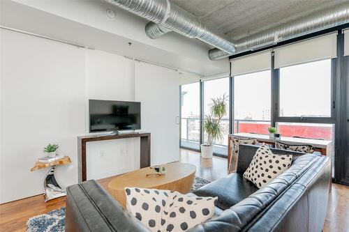 710 311 Hargrave Street, Winnipeg, MB - Indoor Photo Showing Living Room