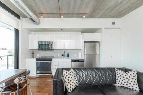 710 311 Hargrave Street, Winnipeg, MB - Indoor Photo Showing Kitchen