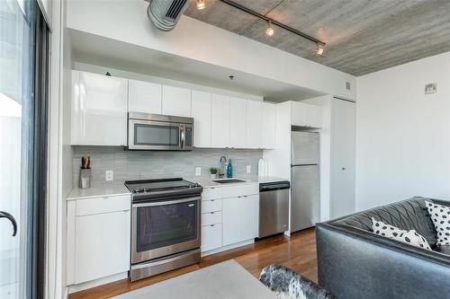 710 311 Hargrave Street, Winnipeg, MB - Indoor Photo Showing Kitchen