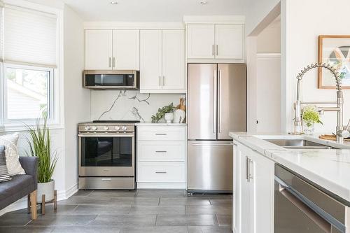 136 East 35Th Street, Hamilton, ON - Indoor Photo Showing Kitchen With Double Sink With Upgraded Kitchen