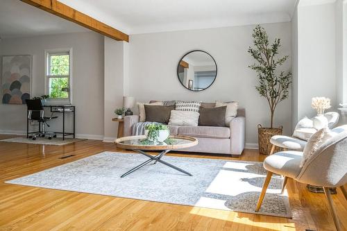 136 East 35Th Street, Hamilton, ON - Indoor Photo Showing Living Room