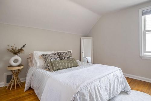 136 East 35Th Street, Hamilton, ON - Indoor Photo Showing Bedroom