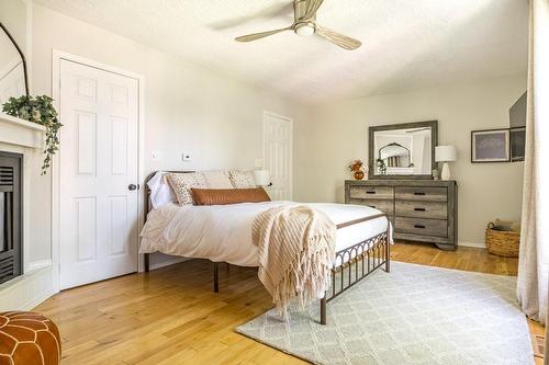 136 East 35Th Street, Hamilton, ON - Indoor Photo Showing Bedroom