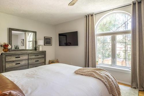 136 East 35Th Street, Hamilton, ON - Indoor Photo Showing Bedroom