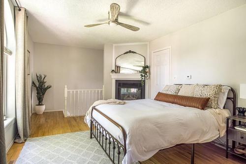 136 East 35Th Street, Hamilton, ON - Indoor Photo Showing Bedroom