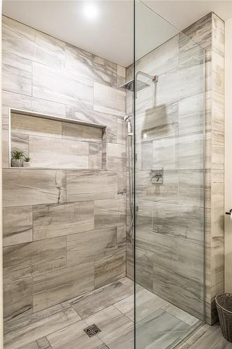 136 East 35Th Street, Hamilton, ON - Indoor Photo Showing Bathroom