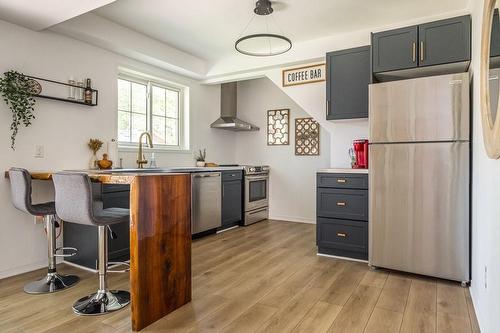 136 East 35Th Street, Hamilton, ON - Indoor Photo Showing Kitchen