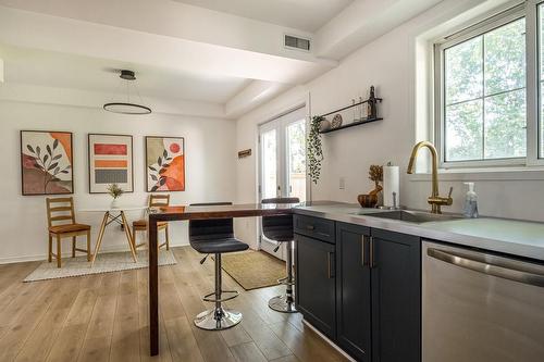 136 East 35Th Street, Hamilton, ON - Indoor Photo Showing Kitchen