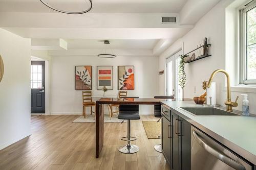 136 East 35Th Street, Hamilton, ON - Indoor Photo Showing Kitchen With Upgraded Kitchen