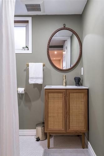 136 East 35Th Street, Hamilton, ON - Indoor Photo Showing Bathroom