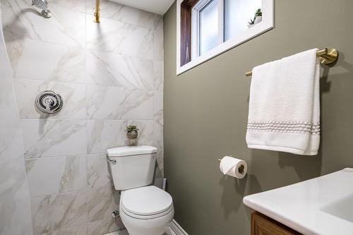 136 East 35Th Street, Hamilton, ON - Indoor Photo Showing Bathroom