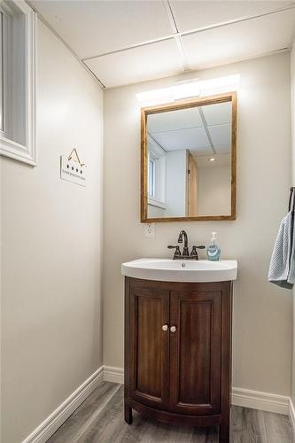 136 East 35Th Street, Hamilton, ON - Indoor Photo Showing Bathroom