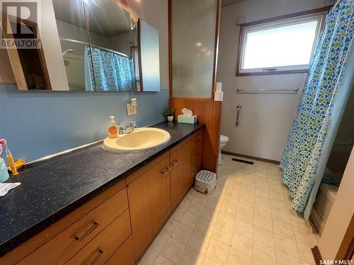 1 King Drive, Kindersley, SK - Indoor Photo Showing Bathroom