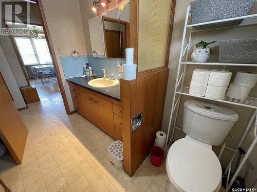 1 King Drive, Kindersley, SK - Indoor Photo Showing Bathroom