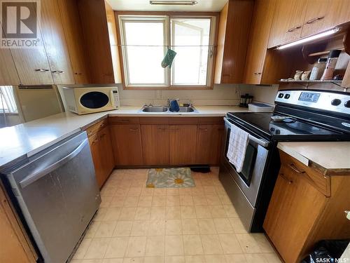 1 King Drive, Kindersley, SK - Indoor Photo Showing Kitchen With Double Sink