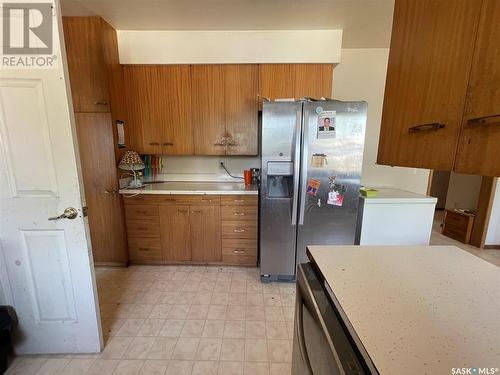 1 King Drive, Kindersley, SK - Indoor Photo Showing Kitchen