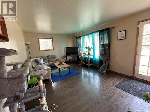 1 King Drive, Kindersley, SK - Indoor Photo Showing Living Room