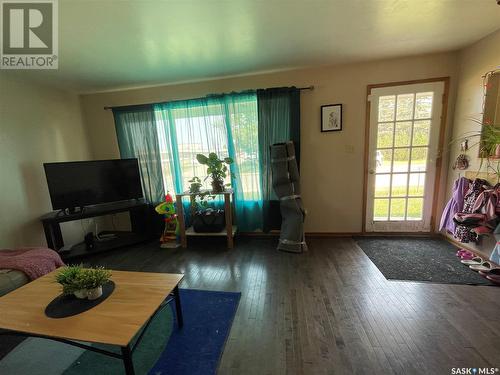 1 King Drive, Kindersley, SK - Indoor Photo Showing Living Room