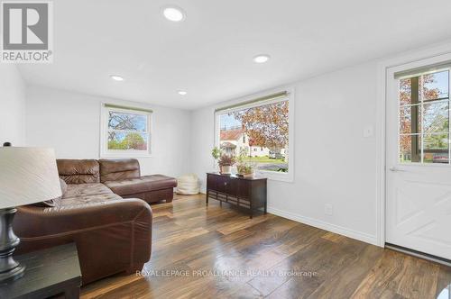 7 Porter Street, Prince Edward County (Hillier), ON - Indoor Photo Showing Living Room