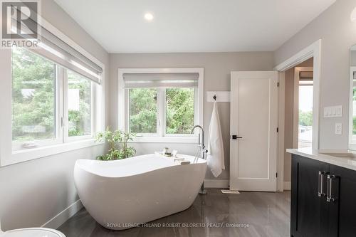 64 Valleyview Crescent, Middlesex Centre (Komoka), ON - Indoor Photo Showing Bathroom