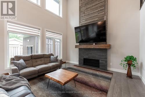 64 Valleyview Crescent, Middlesex Centre (Komoka), ON - Indoor Photo Showing Living Room With Fireplace