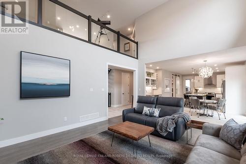 64 Valleyview Crescent, Middlesex Centre (Komoka), ON - Indoor Photo Showing Living Room