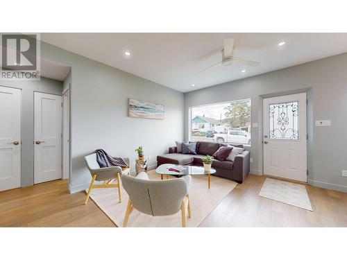 512 5Th  S Street, Cranbrook, BC - Indoor Photo Showing Living Room