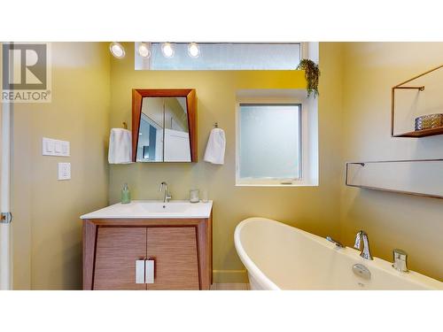 512 5Th  S Street, Cranbrook, BC - Indoor Photo Showing Bathroom