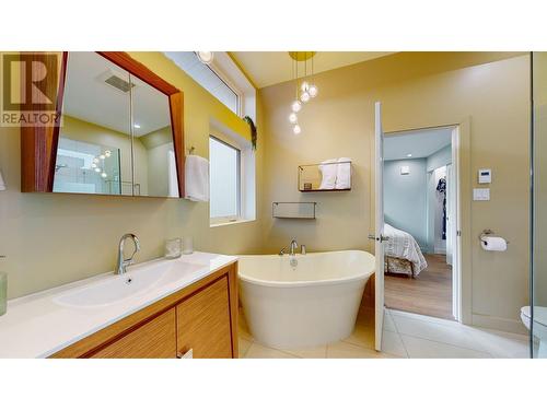 512 5Th  S Street, Cranbrook, BC - Indoor Photo Showing Bathroom