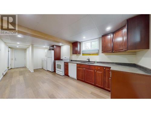 512 5Th  S Street, Cranbrook, BC - Indoor Photo Showing Kitchen With Double Sink