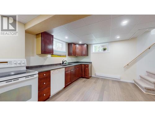 512 5Th  S Street, Cranbrook, BC - Indoor Photo Showing Kitchen With Double Sink