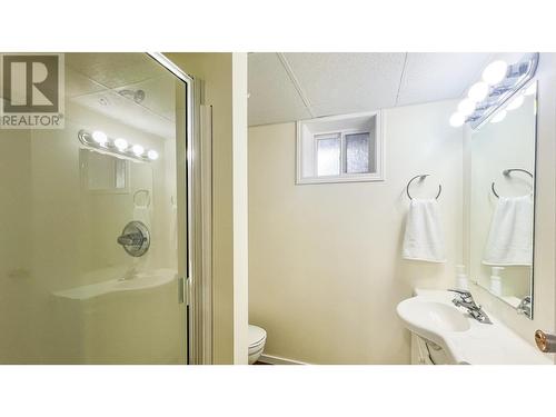 512 5Th  S Street, Cranbrook, BC - Indoor Photo Showing Bathroom