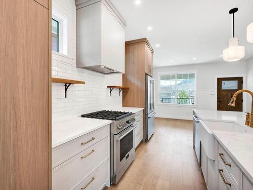 147-200 Grand Boulevard, Kamloops, BC - Indoor Photo Showing Kitchen With Upgraded Kitchen