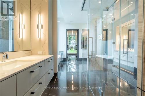 865 Glenwood Avenue, Burlington (Lasalle), ON - Indoor Photo Showing Bathroom