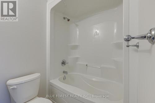 52 Wayside Lane, Southwold (Talbotville), ON - Indoor Photo Showing Bathroom