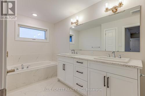 52 Wayside Lane, Southwold (Talbotville), ON - Indoor Photo Showing Bathroom