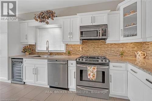 64 Onyx Court, Hamilton (Chappel), ON - Indoor Photo Showing Kitchen With Upgraded Kitchen