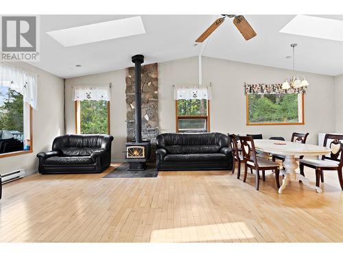 2061 Trans Canada Hwy Road, Blind Bay, BC - Indoor Photo Showing Living Room