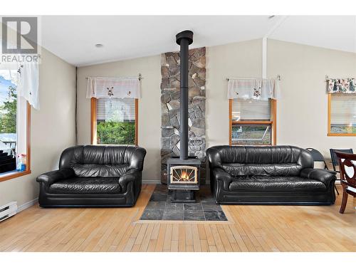 2061 Trans Canada Hwy Road, Blind Bay, BC - Indoor Photo Showing Living Room