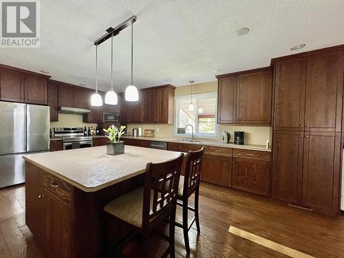 6345 Wolfe Road, 100 Mile House, BC - Indoor Photo Showing Kitchen