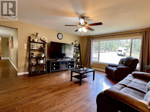 6345 Wolfe Road, 100 Mile House, BC - Indoor Photo Showing Living Room