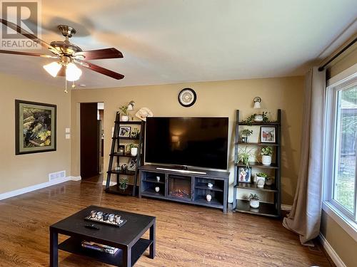 6345 Wolfe Road, 100 Mile House, BC - Indoor Photo Showing Living Room