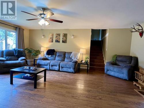 6345 Wolfe Road, 100 Mile House, BC - Indoor Photo Showing Living Room