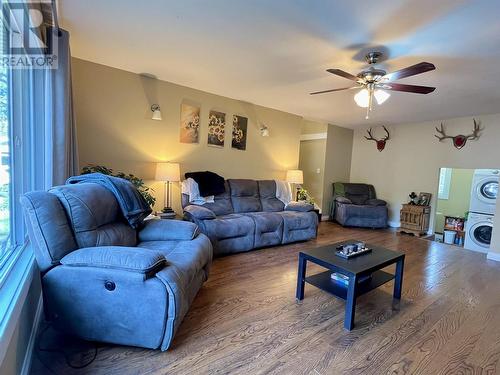 6345 Wolfe Road, 100 Mile House, BC - Indoor Photo Showing Living Room