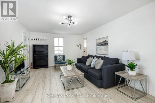 10239 Cochrane Road, Clarington, ON - Indoor Photo Showing Living Room