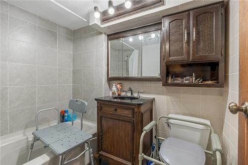 34 Rita Avenue, Hamilton, ON - Indoor Photo Showing Bathroom