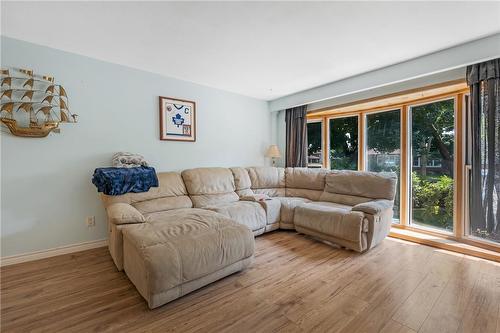 34 Rita Avenue, Hamilton, ON - Indoor Photo Showing Living Room