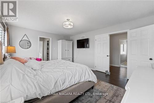 8849 Dogwood Crescent, Niagara Falls, ON - Indoor Photo Showing Bedroom